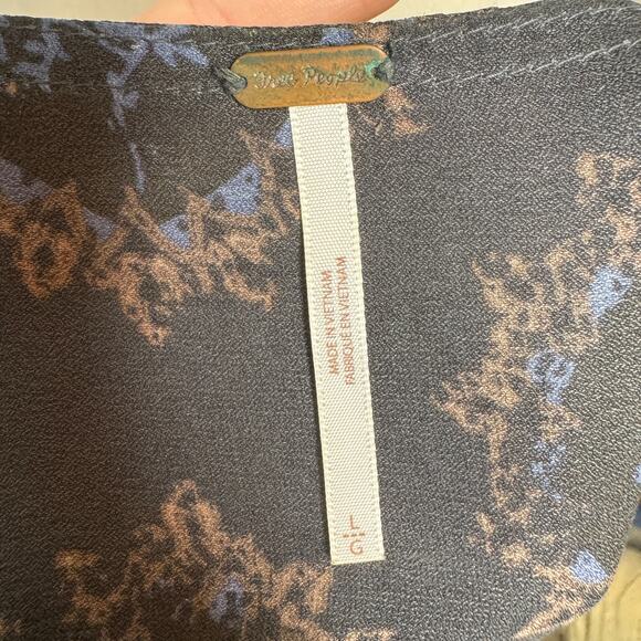 Free People Cowling Around Top - “Midnight” color/design Sz Lg - Picture 8 of 8